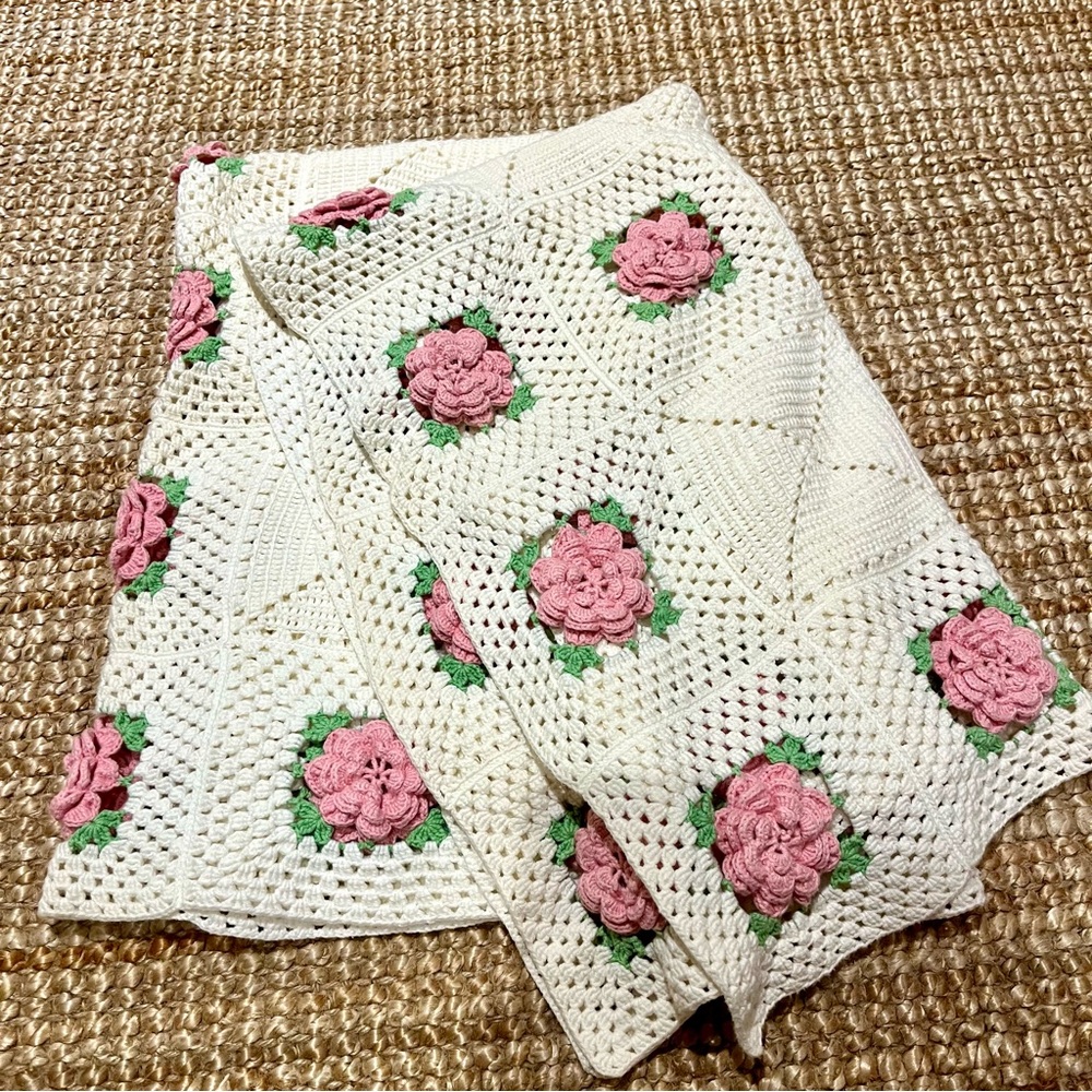 🌸 Hand Crochet Blanket  , Trow with Pink 3D Roses
